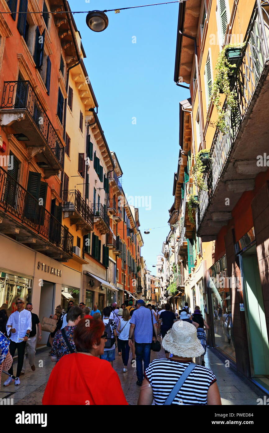 Italy Verona Shopping Stockfotos und bilder Kaufen Alamy