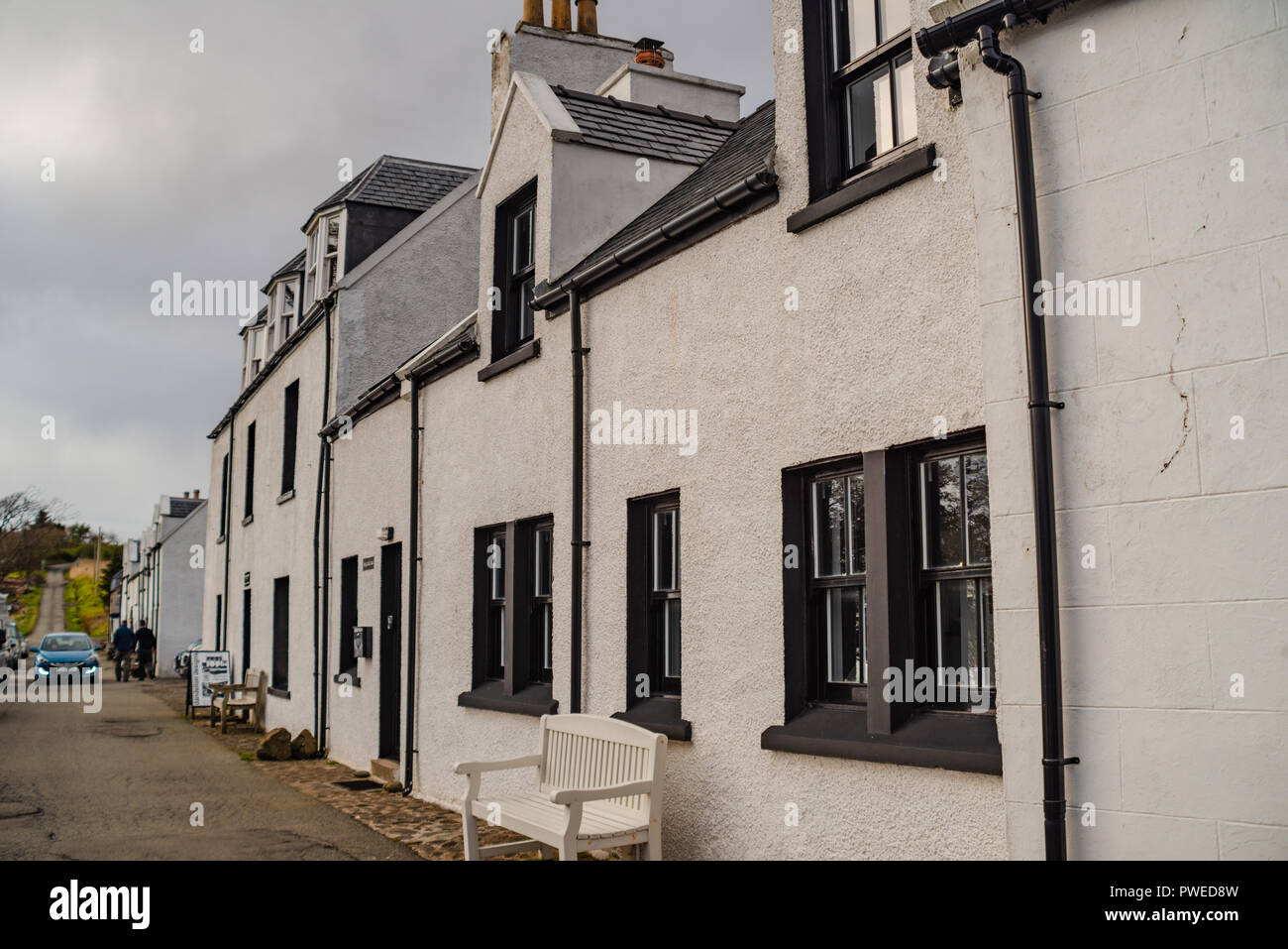 Weiße Häuser, Haus, darunter ein Restaurant, in der Nähe von Dunvegan, Isle of Skye, Schottland Stockfoto