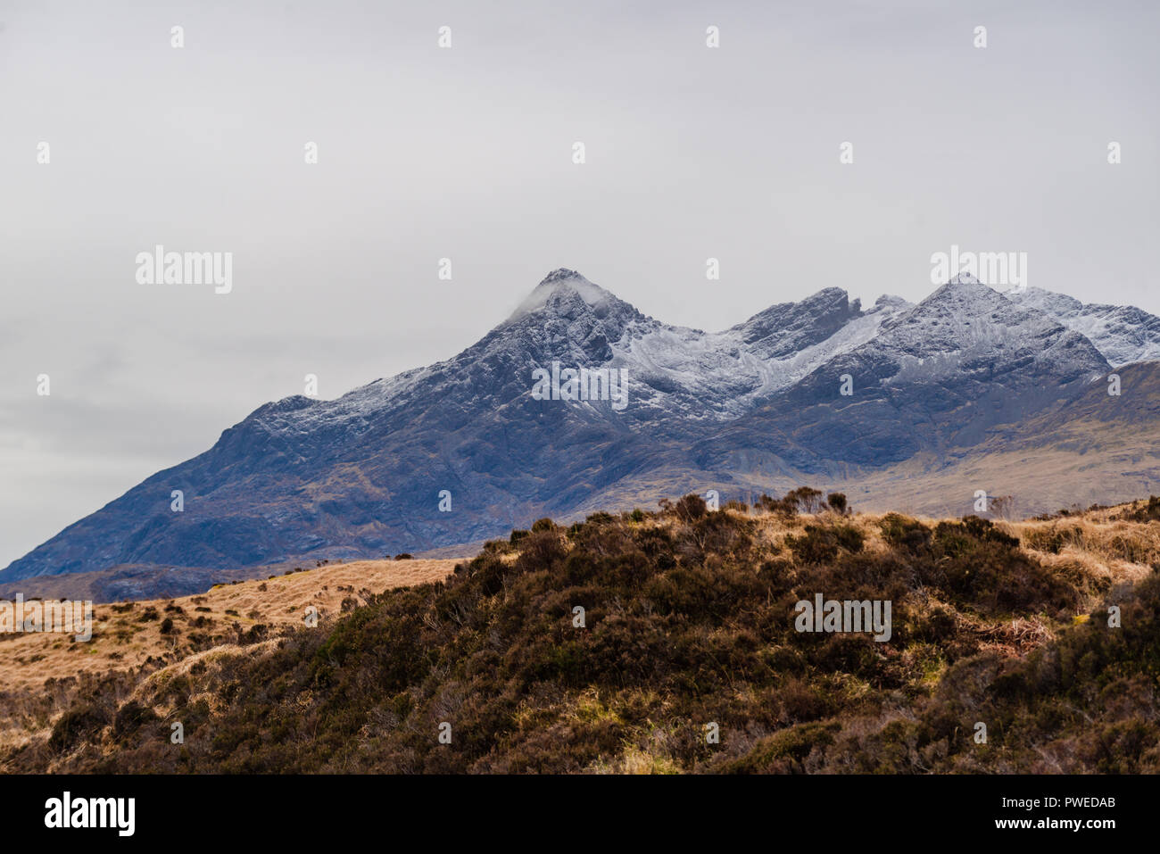 Die schneebedeckten Black Cuillin Mountain Range, Isle of Skye, Schottland, Großbritannien Stockfoto