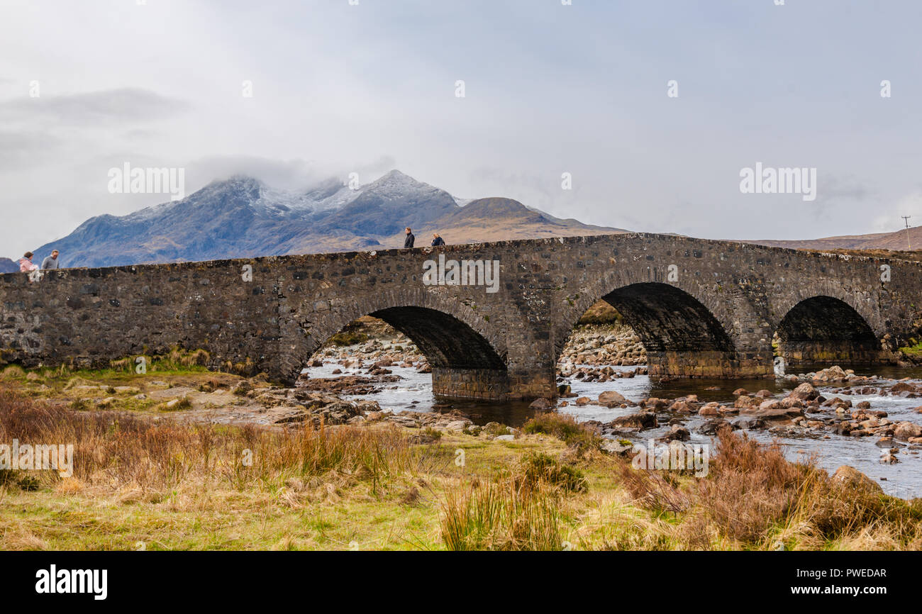 Die Brücke im Sliglachan, Black Cuillin Mountain Range, Schottland, Großbritannien Stockfoto