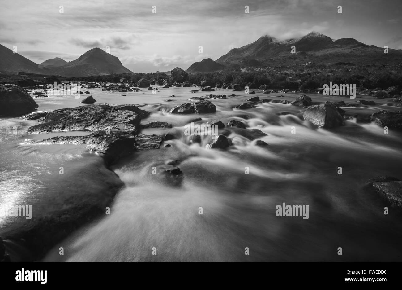 Schwarz und Weiß, lange Exposition der Kaskaden, Sliglachan, Black Cuillin Mountain Range, Schottland, Großbritannien Stockfoto