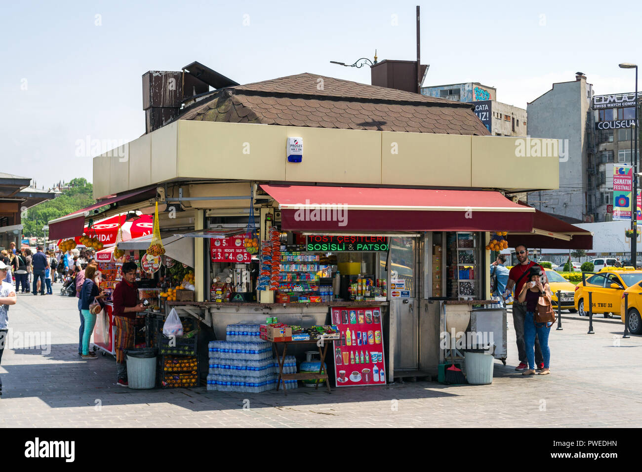 Ein kleines Gebäude mit Snacks, Fast Food und Drink in Eminönü Istanbul, Istanbul, Türkei Stockfoto