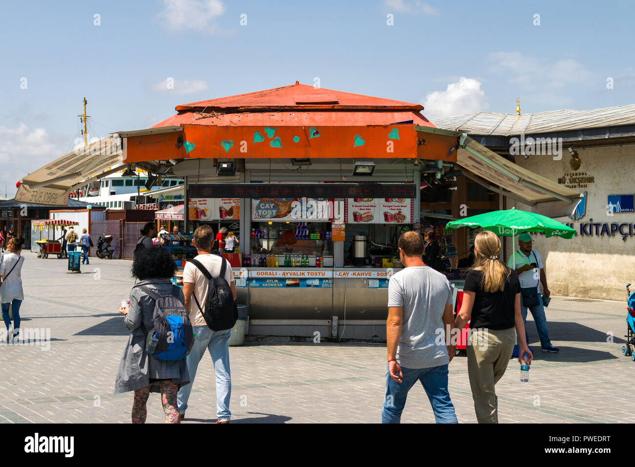 Ein kleines Gebäude mit Snacks, Fast Food und Drink in Eminönü Istanbul, Istanbul, Türkei Stockfoto