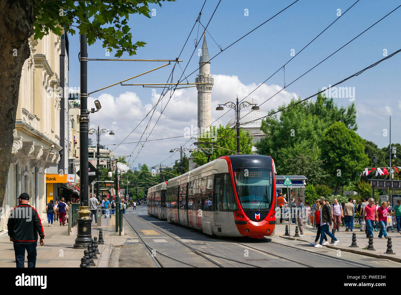 Sultanahmet Tram Station mit der Straßenbahn an der Plattform als Menschen  gehen vorbei, Istanbul, Türkei Stockfotografie - Alamy