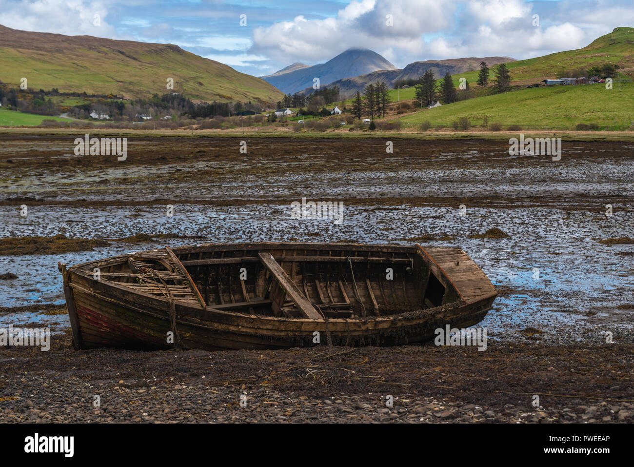Alte und verlassene Fischerboote bei Ebbe am Loch Harport, Isle of Skye, Schottland, Großbritannien Stockfoto