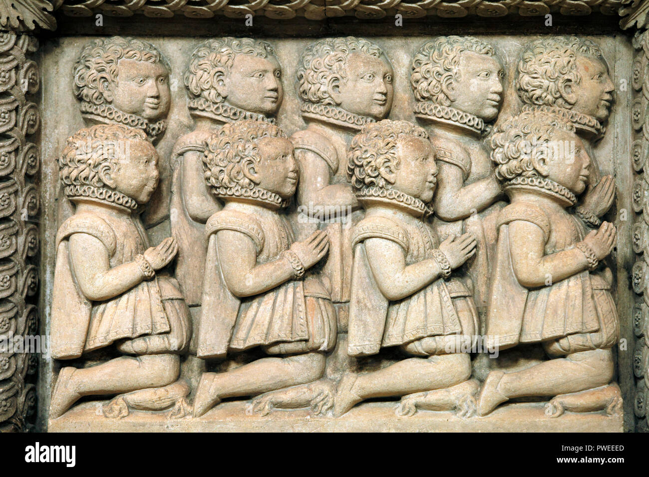 Bildnisse von männlichen Kinder beten, auf dem Edmund Harman Denkmal 1569, St. Johannes der Täufer Kirche Witney, Oxfordshire, England, Großbritannien Stockfoto