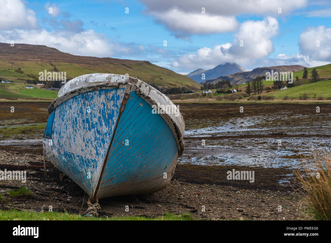 Alte blaue und verlassenen Fischerboote bei Ebbe am Loch Harport, Isle of Skye, Schottland, Großbritannien Stockfoto