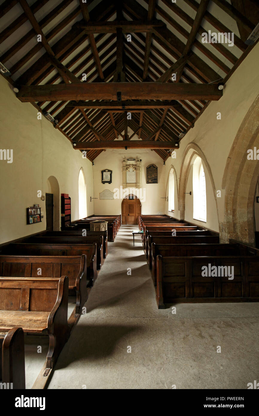 Innenraum der Kirche in Eastleach Martin, Cotswolds. St Andrews Pfarrkirche. Gloucestershire. Großbritannien Stockfoto