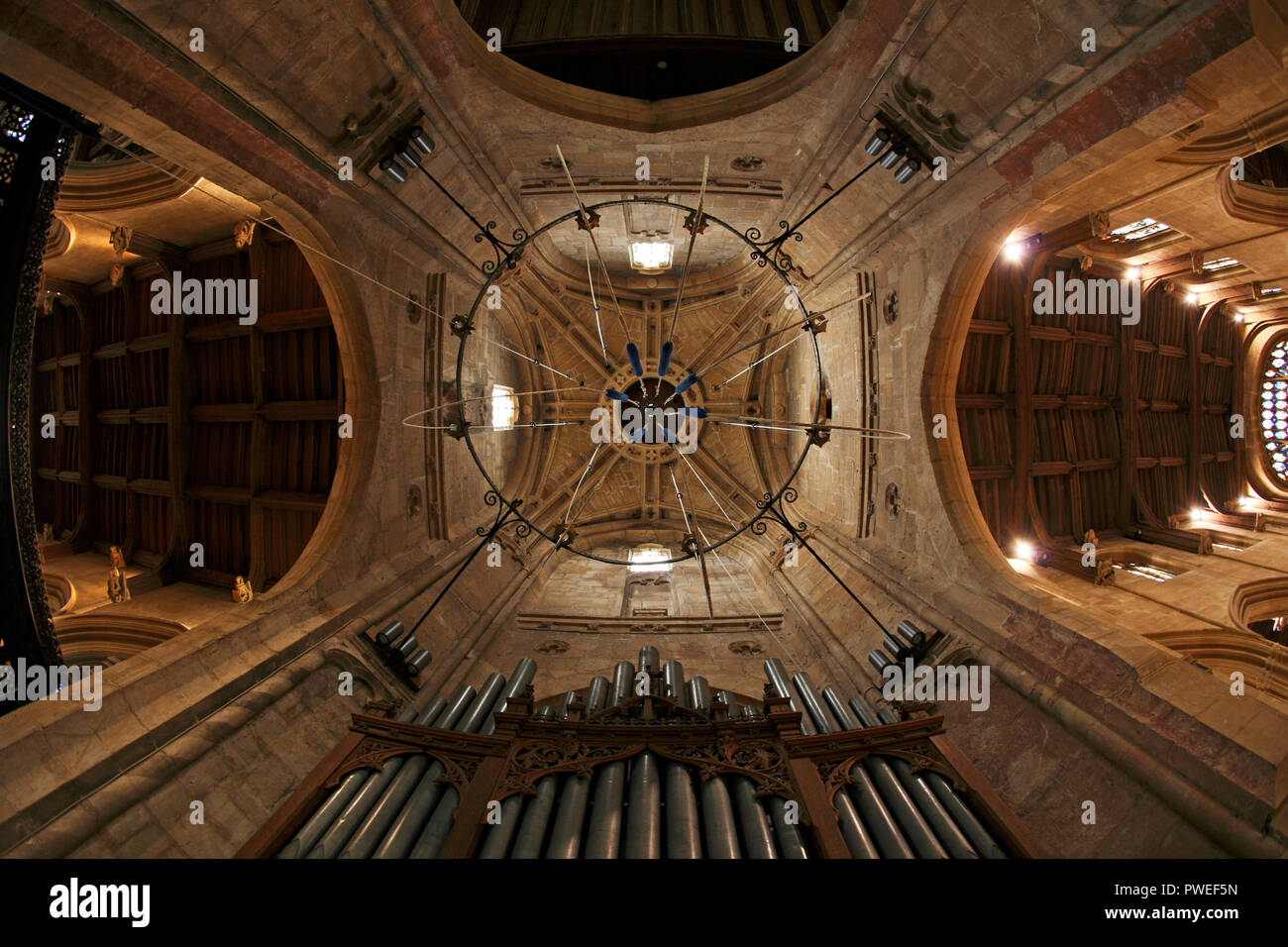 Inerior, Unterseite der Turm der Kirche St. Maria, der Jungfrau, Fairford, Cotswolds, Gloucestershire, UK Glockenturm mit Seilen. Stockfoto