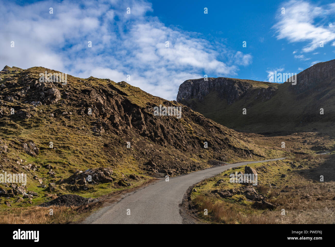 Landschaftlich reizvolle Straße durch den Quiraing, trotternish Ridge, Isle of Skye, Schottland, Großbritannien Stockfoto