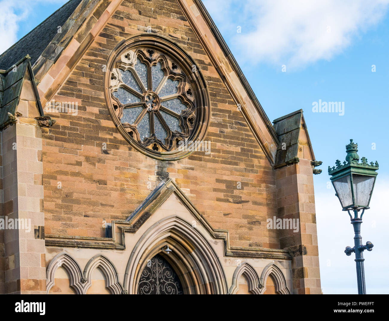Sandstein viktorianischen St. Mary's Episcopal Church mit altmodischen Strassenlaterne, Dalkeith, Midlothian, Schottland, Großbritannien Stockfoto