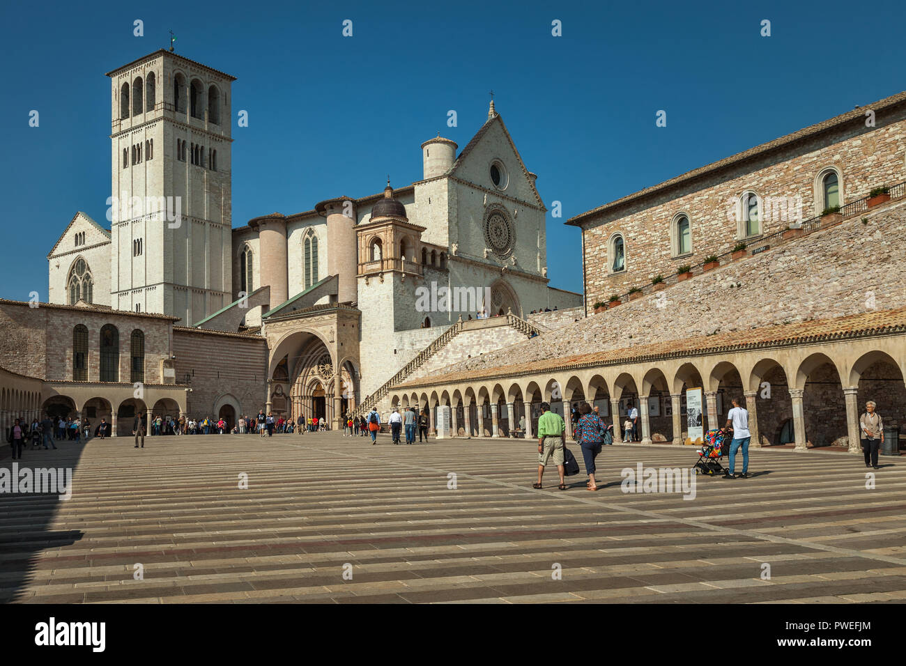 Die Basilika des hl. Franziskus von Assisi von der Piazza Inferiore, Assisi, Perugia, Umbrien, Italien Stockfoto