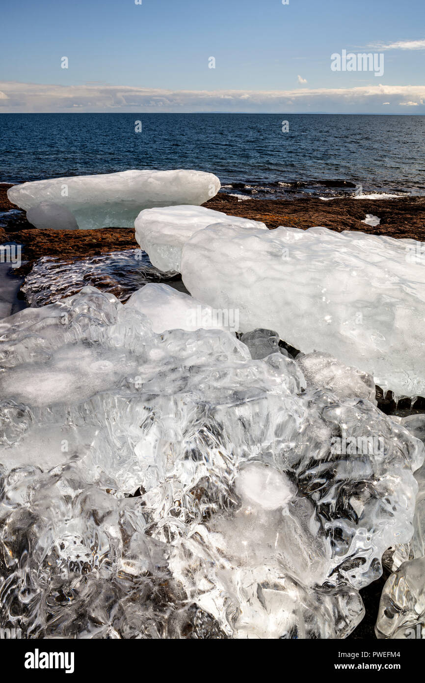 Crystal Clear Ice gewaschen auf dem Ufer von Gooseberry Falls State Park. Stockfoto