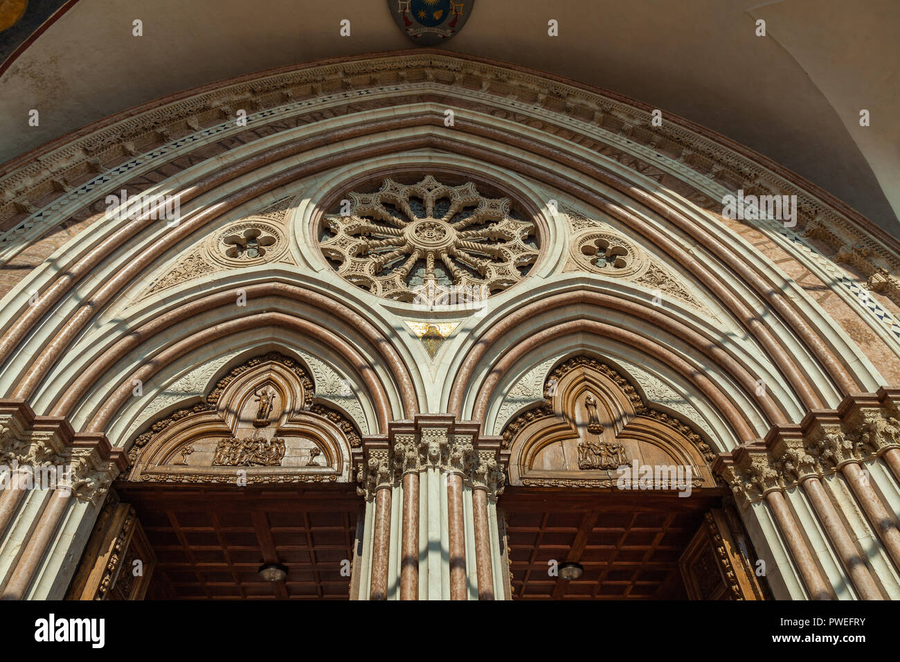 Portal der unteren Basilika, San Francesco von Assisi. Perugia, Umbrien, Italien Stockfoto
