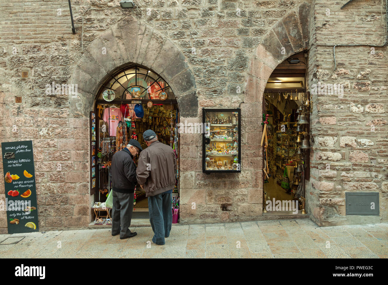 Souvenirladen in Assisi. Perugia, Umbrien, Italien Stockfoto