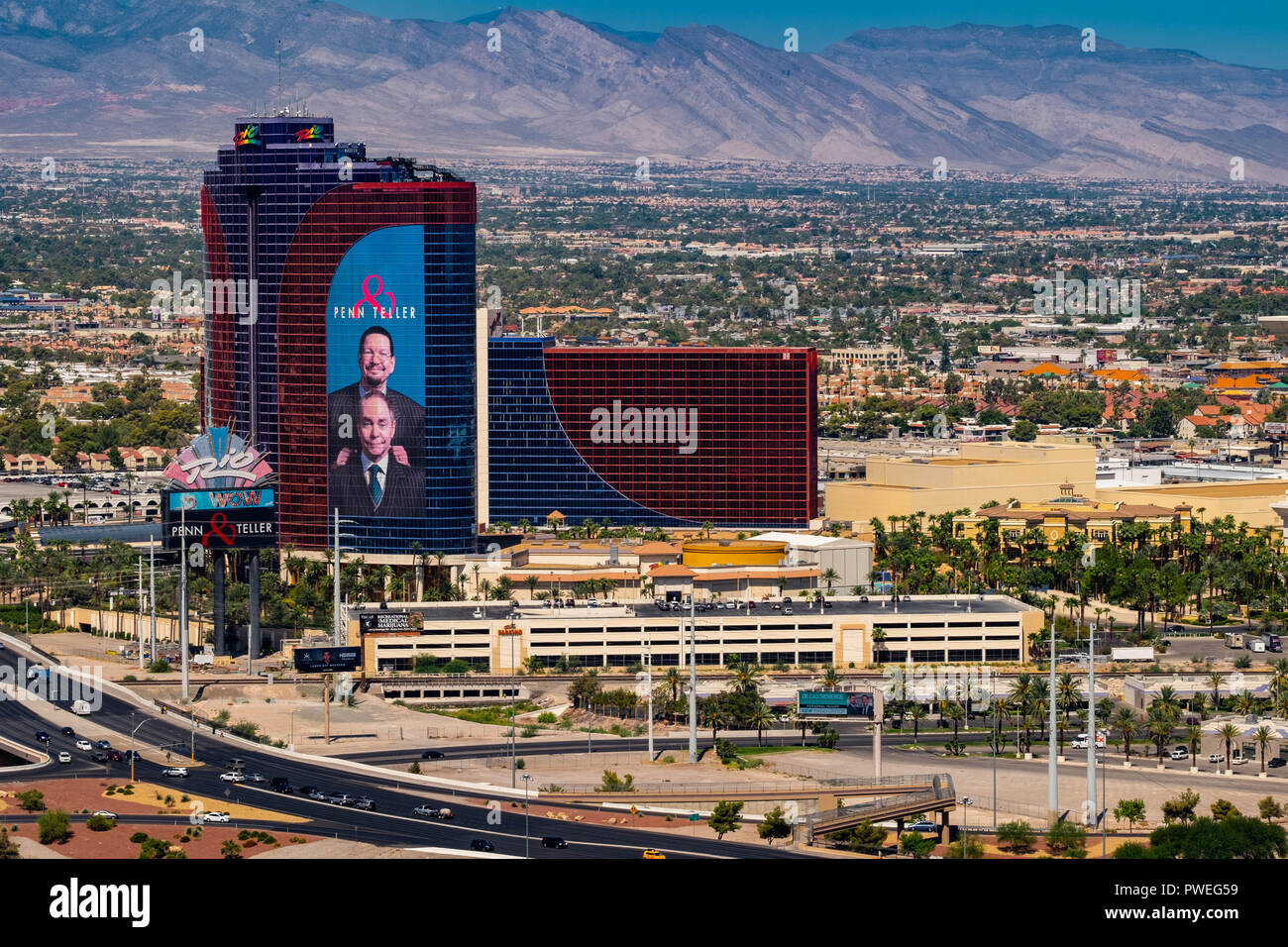 Das Rio Hotel in Las Vegas, wo die Magie Penn und Teller mit den Spring Mountains im Hintergrund Stockfoto