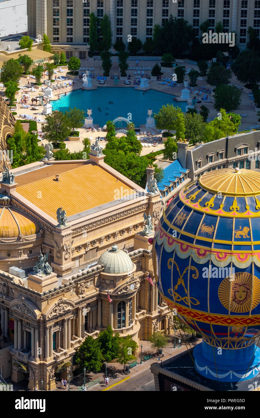 Das Paris Las Vegas Hotel von einem hohen Aussichtspunkt, direkt am Strip, Las Vegas, USA, mit dem Schwimmbad Stockfoto