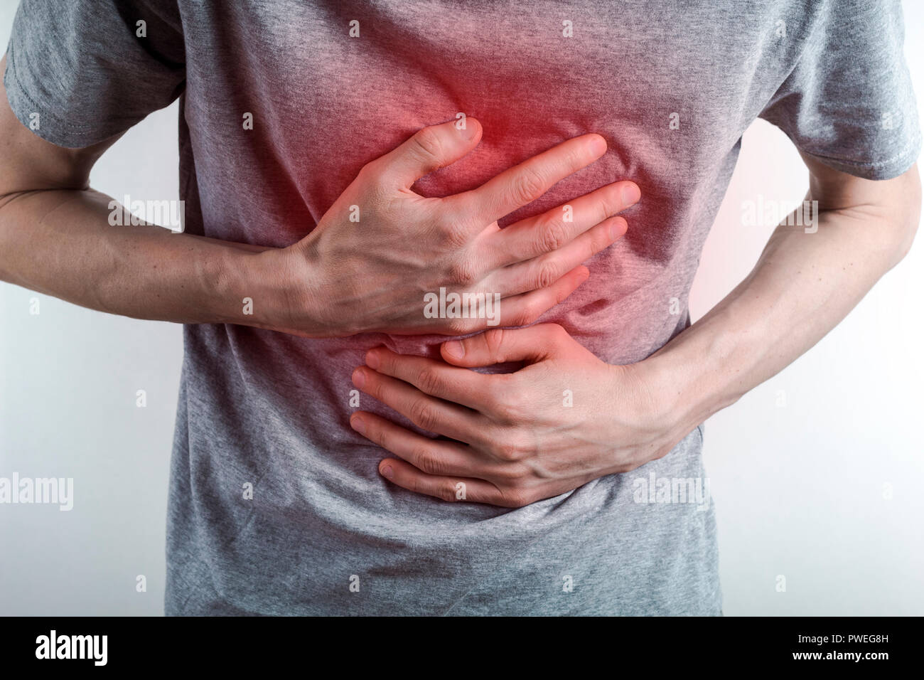 Das Konzept von Sodbrennen. Ein Mann hält sich an seine Brust. Säure in der Speiseröhre. Stockfoto