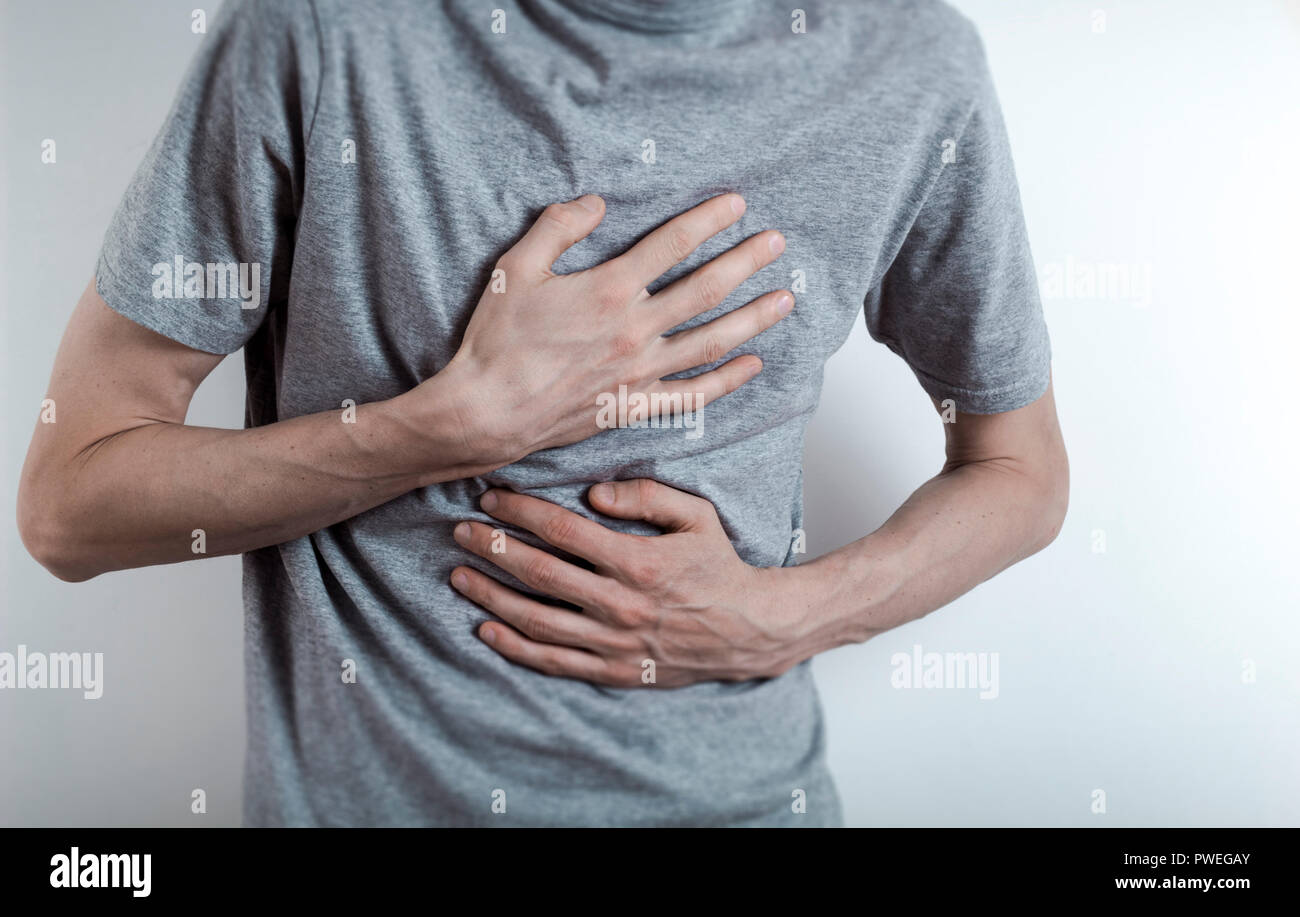 Das Konzept von Sodbrennen. Ein Mann hält sich an seine Brust. Säure in der Speiseröhre. Stockfoto