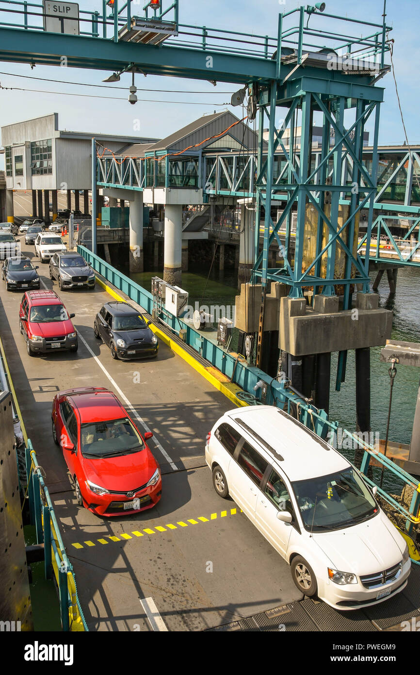 BREMERTON, Washington State, USA - JUNI 2018: Autos auf der Fahrt zu einem Auto- und Passagierfähre in Bremerton für die Rückreise nach Seattle. Stockfoto