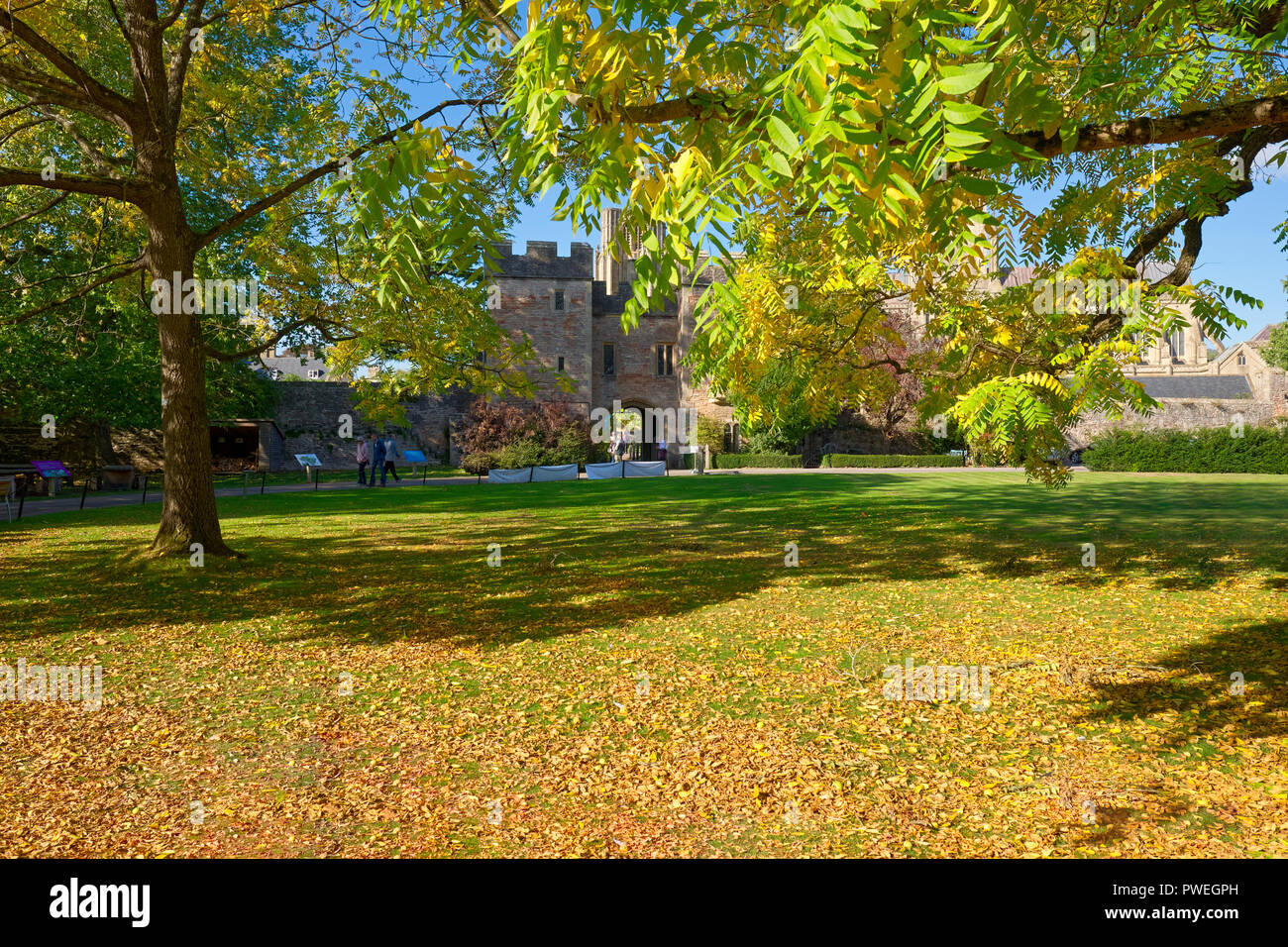 Ansicht des Torhauses mit Farben des Herbstes in Bishop's Palace in Wells, Somerset, Großbritannien Stockfoto