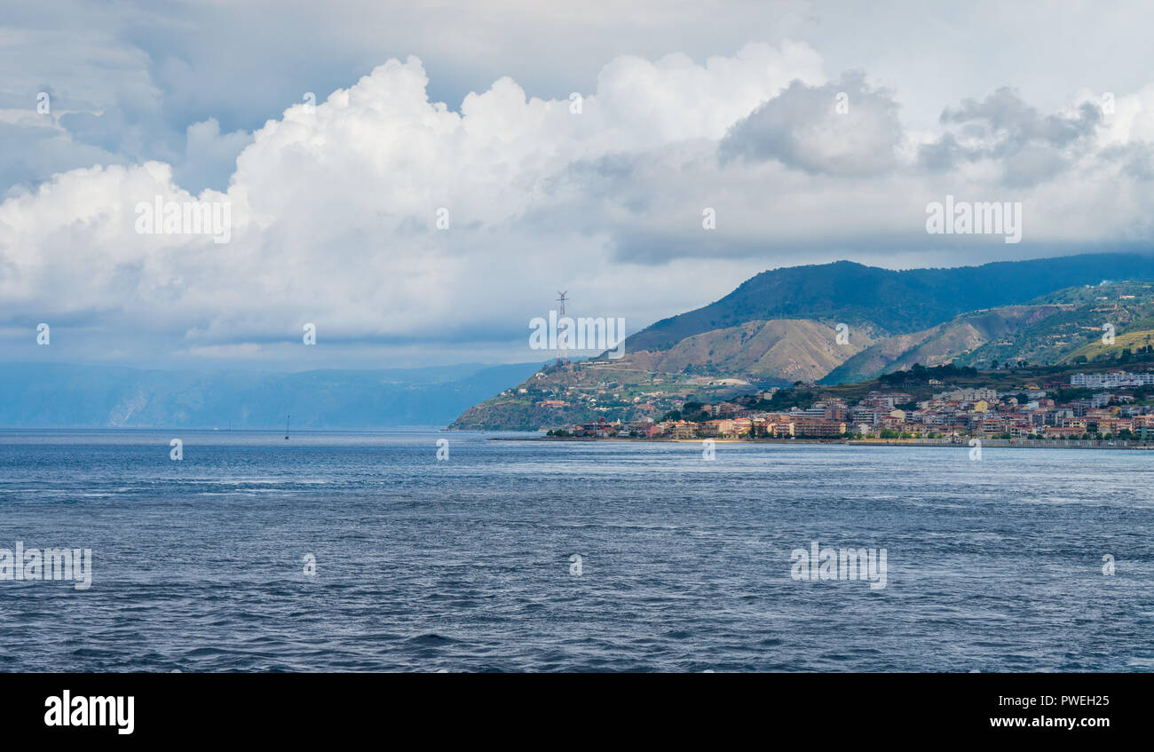 Marine in der Meerenge von Messina mit Villa San Giovanni. Kalabrien, Süditalien. Stockfoto