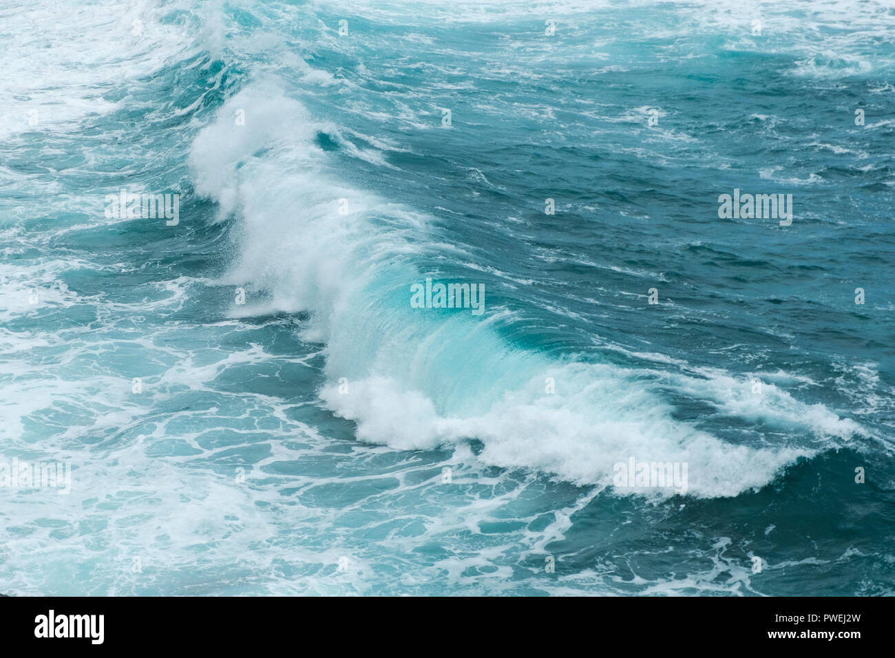 Ocean Waves - Wellen im Ozean isoliert Stockfoto