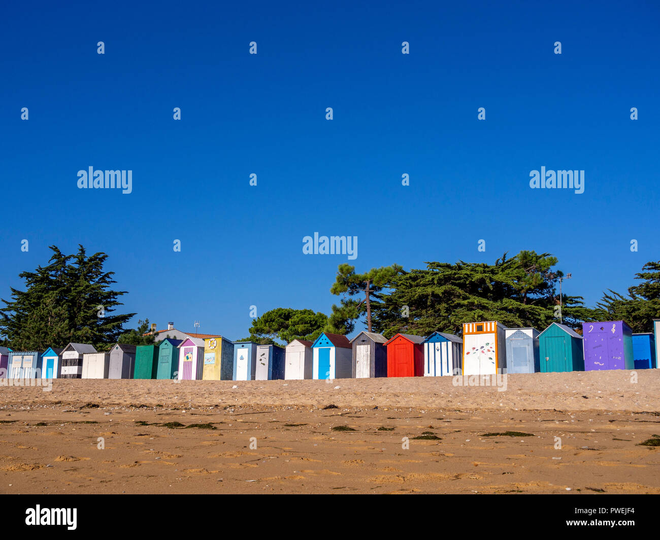 Bunte Beach Cabins in Saint-Denis-d'Oléron auf der Insel Oleron, Charente-Maritime, Nouvelle-Aquitaine, Frankreich Stockfoto