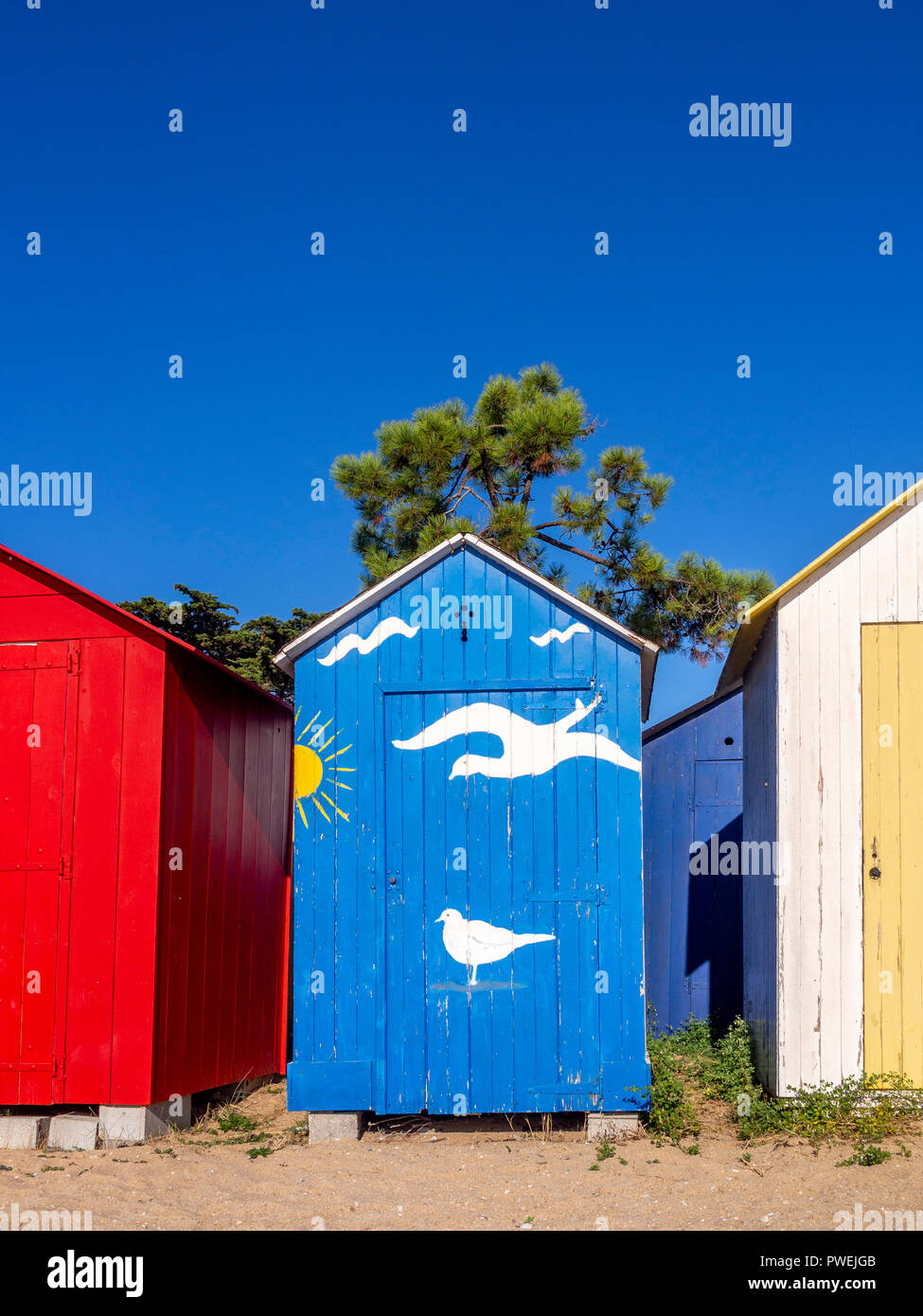 Bunte Beach Cabins in Saint-Denis-d'Oléron auf der Insel Oleron, Charente-Maritime, Nouvelle-Aquitaine, Frankreich Stockfoto