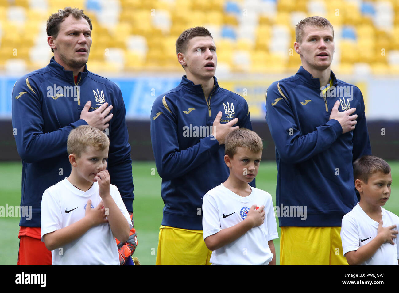 Lemberg, Ukraine - 9. SEPTEMBER 2018: Ukrainische Spieler der nationalen Hymne vor dem UEFA Nationen Liga Spiel Ukraine v Slowakei im Arena Lvi Stockfoto