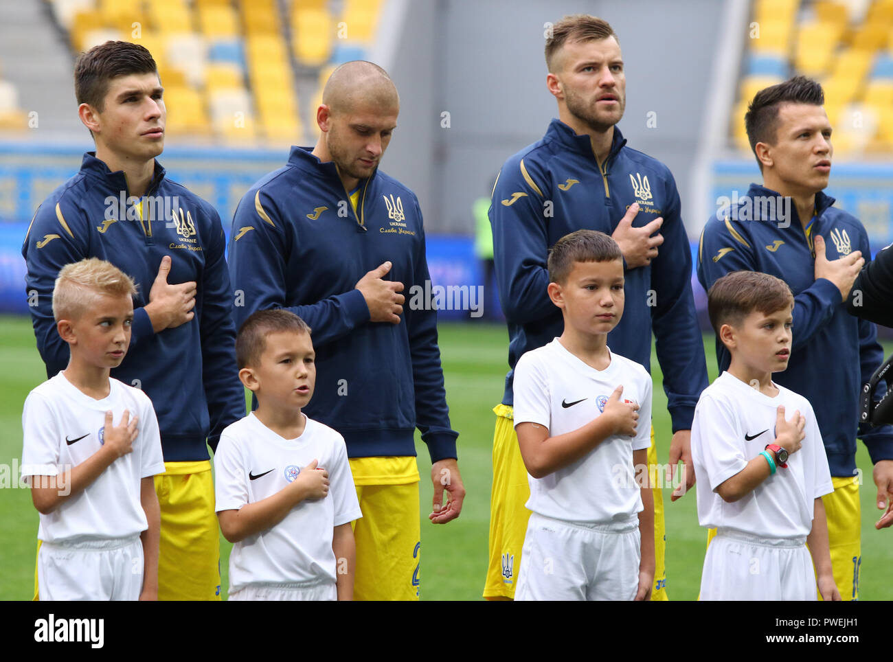 Lemberg, Ukraine - 9. SEPTEMBER 2018: Ukrainische Spieler der nationalen Hymne vor dem UEFA Nationen Liga Spiel Ukraine v Slowakei im Arena Lvi Stockfoto