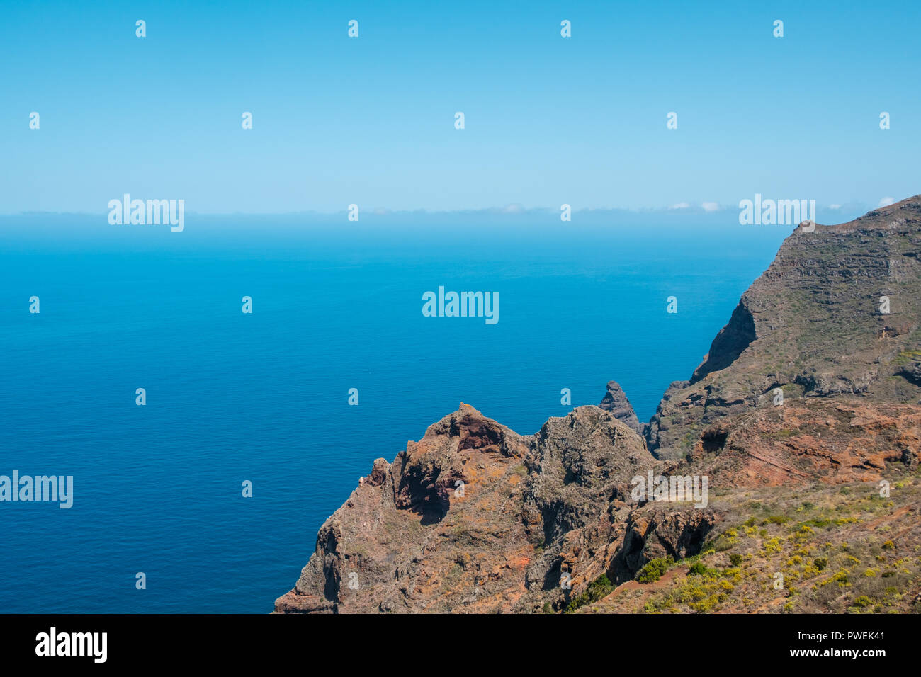 Felsen, Meer und blauer Himmel - Küste Landschaft Stockfoto