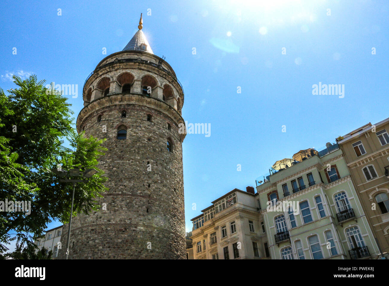 Galata Turm am Ende der Straße Taksim, Istanbul, Türkei Stockfoto