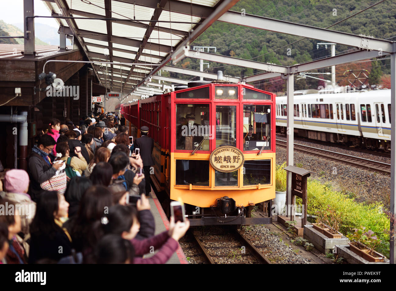 Sagano Scenic Railway romantisch am Bahnhof Kameoka torokko Bahnsteig voller Touristen, Sightseeing mit dem Zug von Kameoka Saga Arashiyama, Kyo Stockfoto