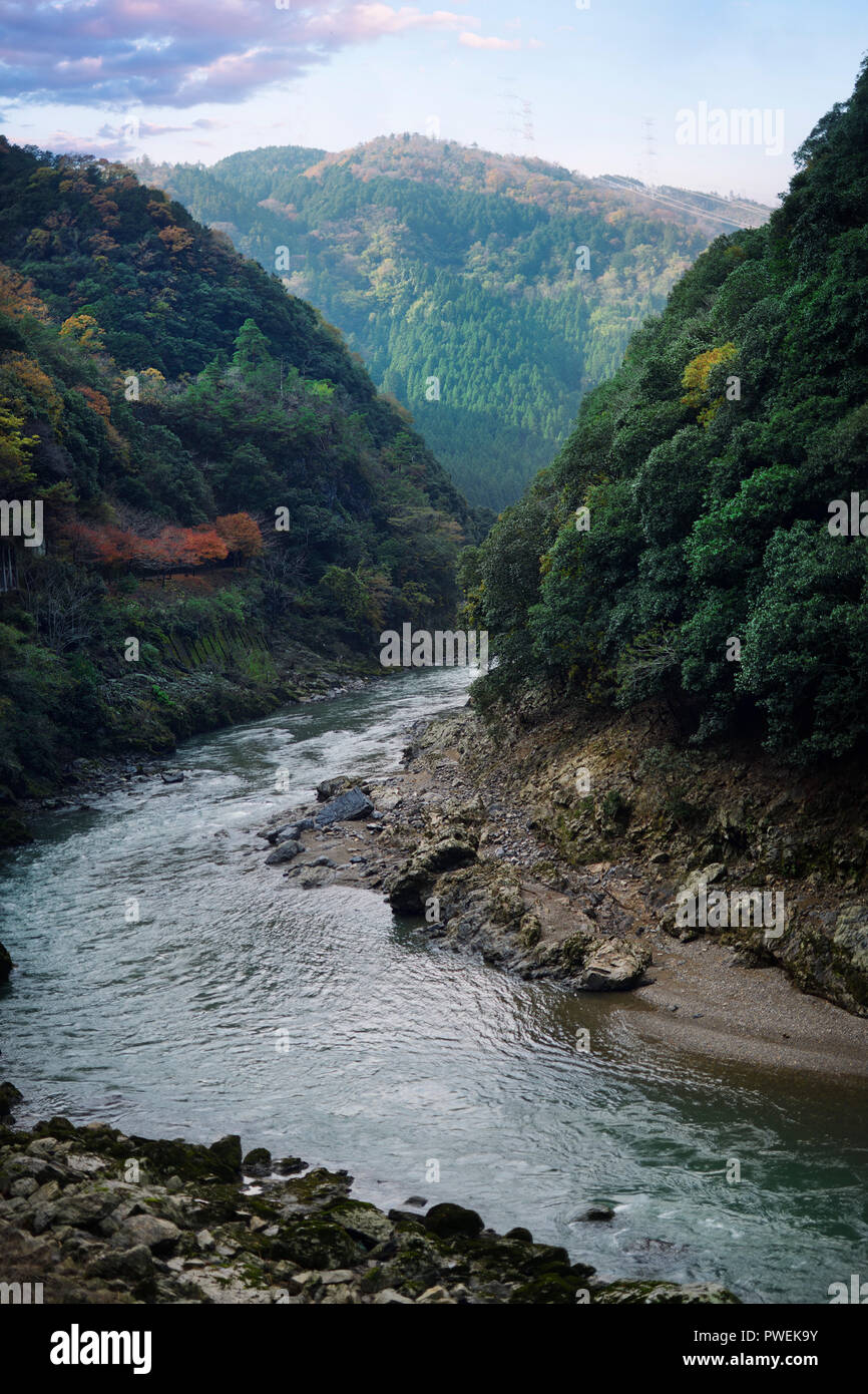 Lizenz verfügbar unter MaximImages.com - Hozukyo Ravine und Hozugawa River Herbstlandschaft, Blick vom Sagano Scenic Railway Romantic Train Kyoto Stockfoto