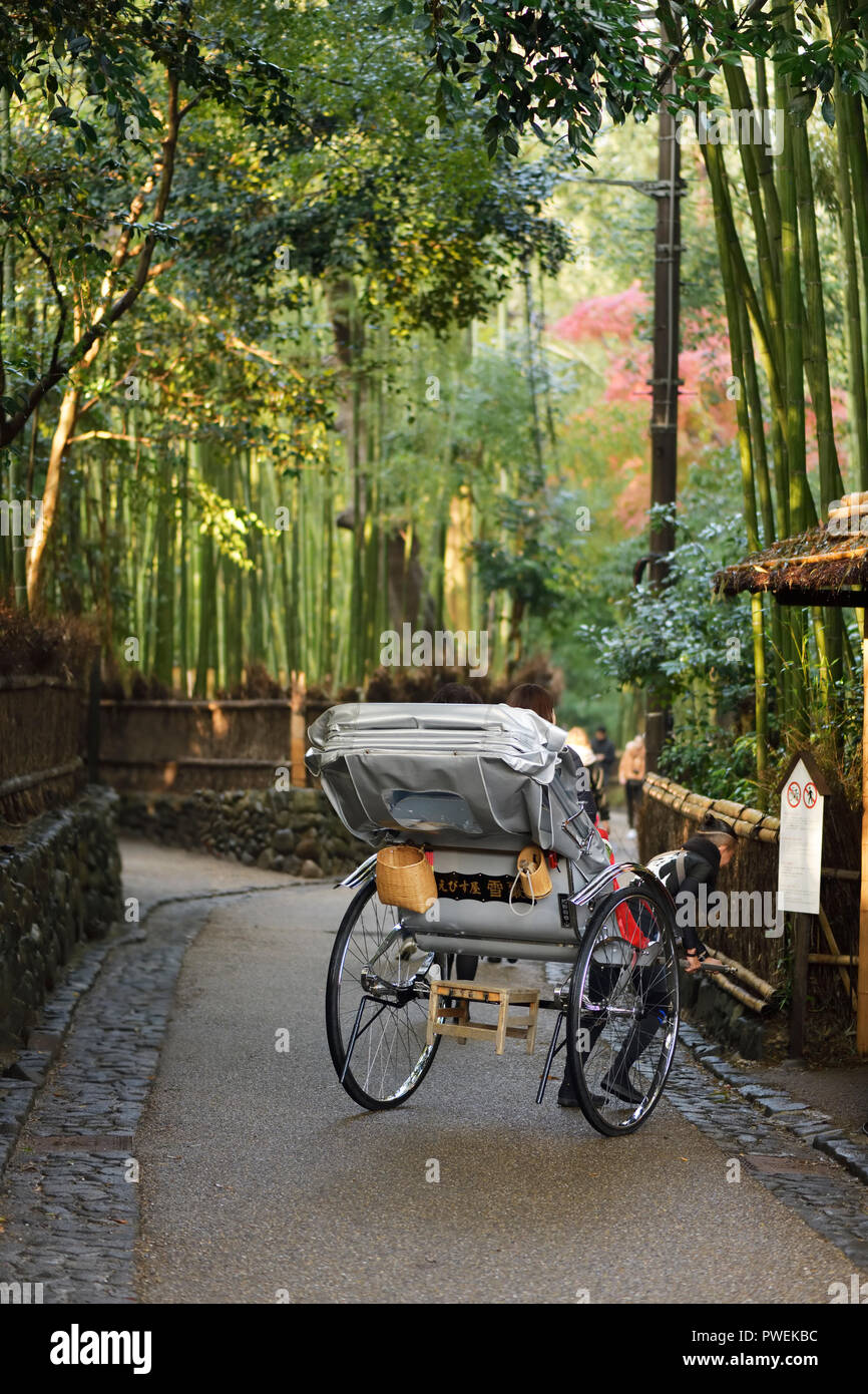 Japanische Rikscha auf einer alten Straße in Arashiyama Bamboo Grove, Kyoto, Japan 2017. Stockfoto