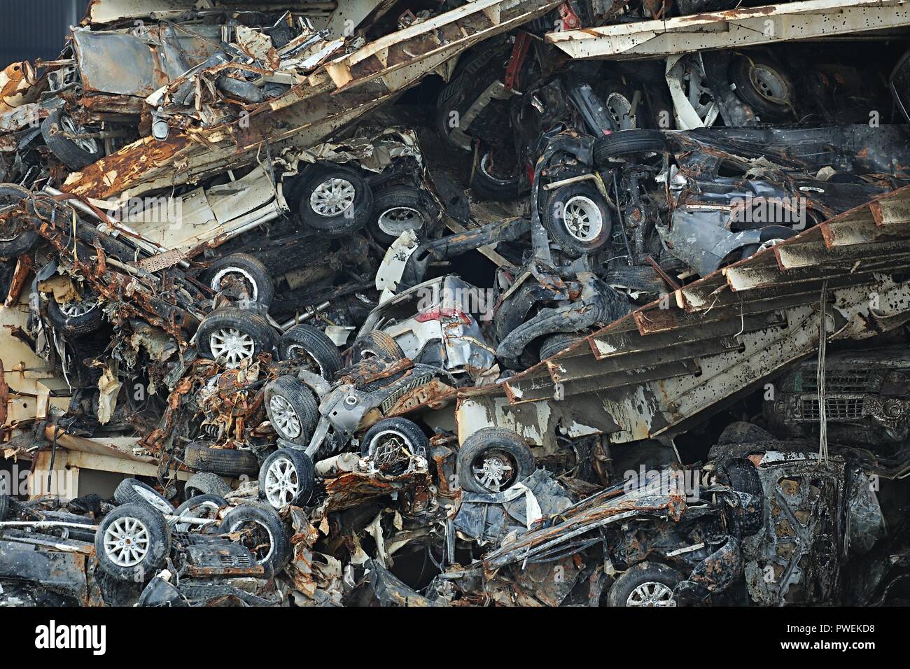 Haufen von zertrümmerten Autowracks Stockfoto