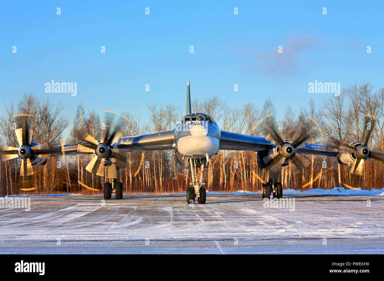 Russische langfristigen strategischen Bomber Tu-95 "Bear" an der Air Base geparkt Stockfoto