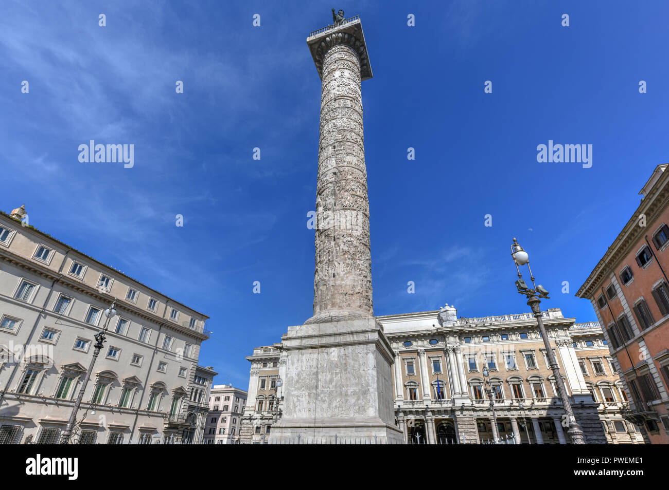 Aus Marmor Säule des Marcus Aurelius in Platz Piazza Colonna in Rom, Italien. Es ist eine dorische Säule ca. 100 Fuß hoch im 2. Jahrhundert n. Chr. erbaut und featuri Stockfoto