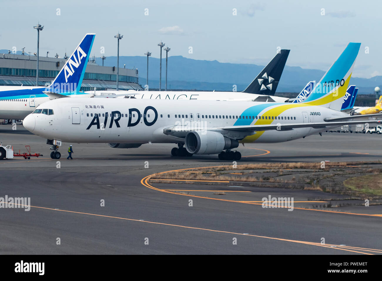 Hokkaido Japan - Oktober 9,2018: Air airline Flugzeug nähert sich dem Abflug vom Flughafen New Chitose Hokkaido, Japan, airdo in einem der lokalen Airliner Stockfoto