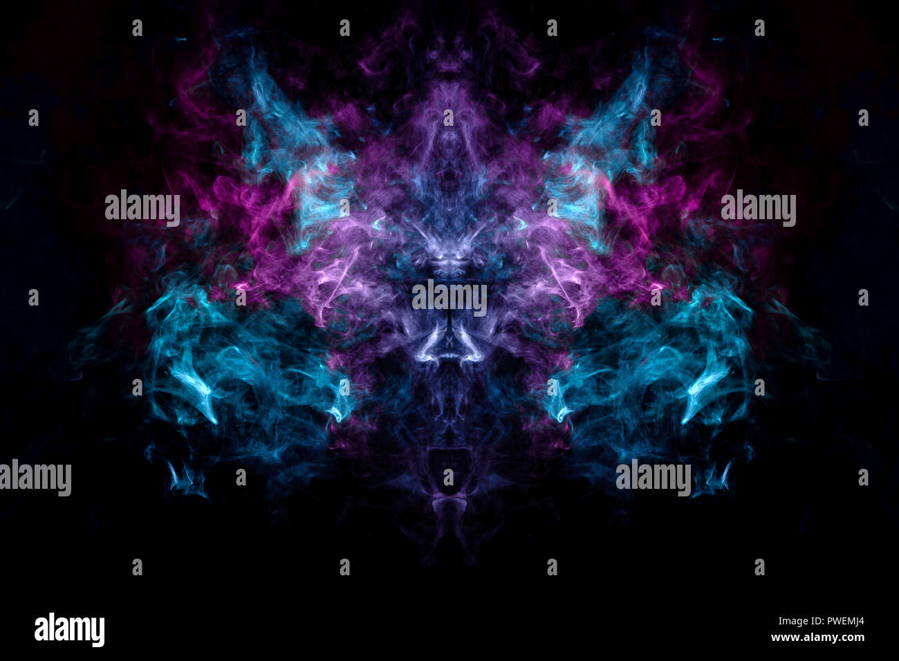 Mocap für coole T-Shirts. Wolke von blau und rosa Rauch in der Form eines Schädels, Monster, Drachen auf einem schwarzen Hintergrund isoliert. Hintergrund aus dem Smok Stockfoto