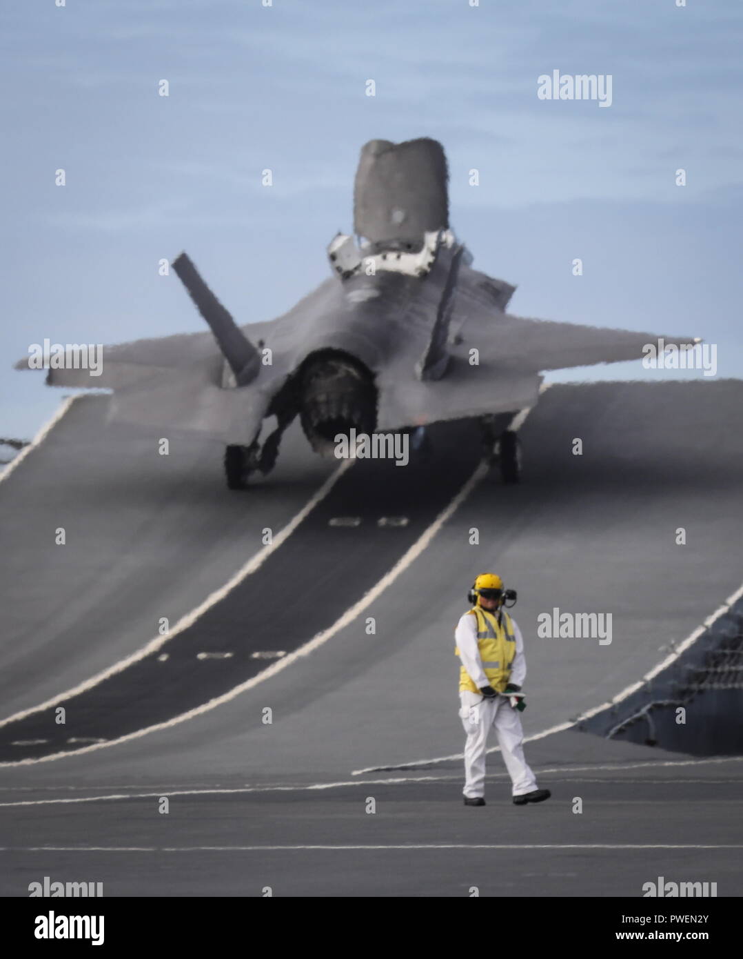 181006-N-N 0101-221 NORDATLANTIK (Okt. 6, 2018) Eine F-35B Blitz II des F-35 integrierten Test Kraft an der Naval Air Station Patuxent River, Md., startet von der Royal Navy Flugzeugträger HMS Queen Elizabeth (R08). (U.S. Marine Foto mit freundlicher Genehmigung der Royal Navy/Freigegeben) Stockfoto