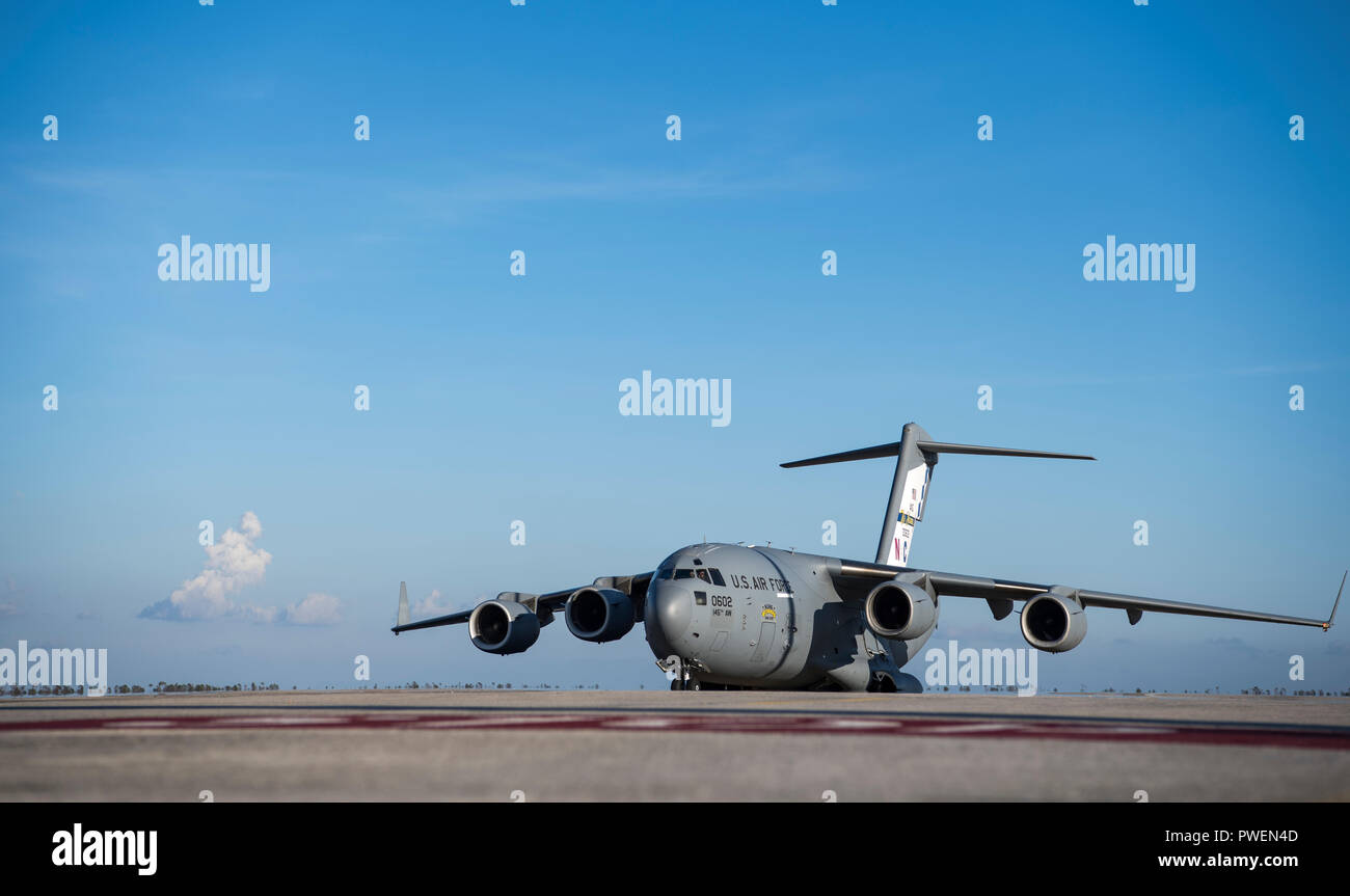 Eine C-17 Globemaster III von der North Carolina Air National Guard offload Cargo zur Unterstützung von Hilfsmaßnahmen für Hurrikan Michael an Tyndall Air Force Base, Florida, 15. Oktober 2018. Mehrere wichtige Befehle haben Entlastung Vermögenswerte in einer Bemühung, Operationen zur Wiederherstellung nach dem Hurrikan mobilisiert katastrophale Schäden an der Basisstation verursacht. (U.S. Air Force Foto von älteren Flieger Kiefer Bowes) Stockfoto