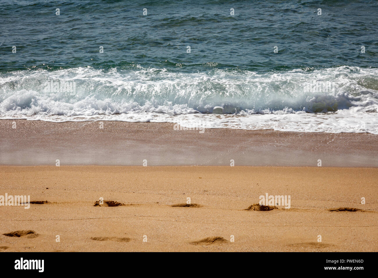 Sonnigen Tag in Shelly Beach, Sunshine Coast, Queensland, Australien. Pazifik, Fußspuren im Sand, die Wellen. Stockfoto