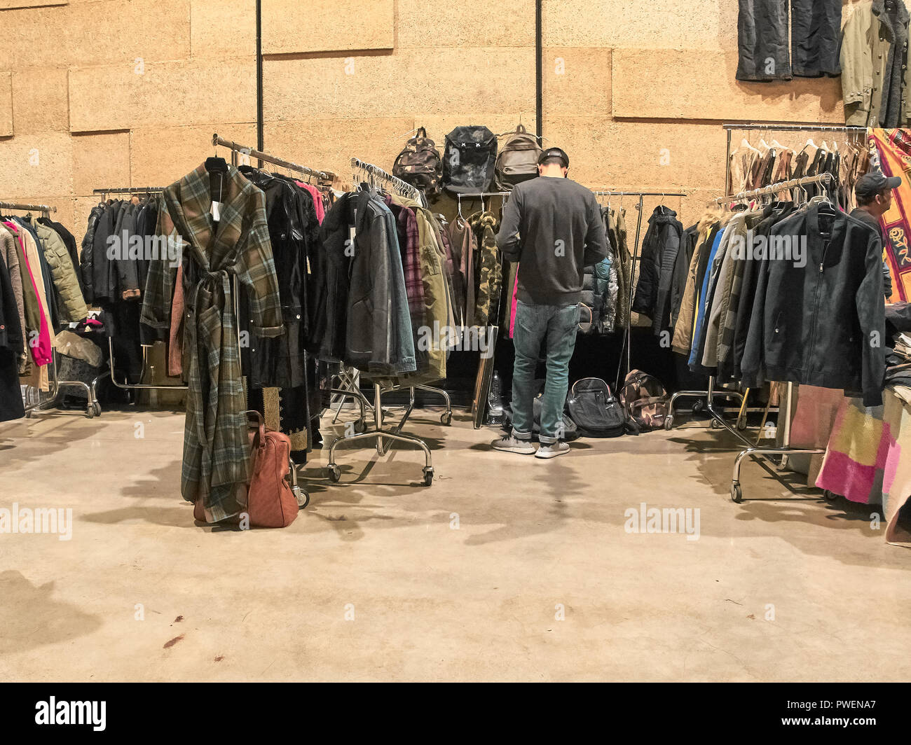 Mailand, Italien - Oktober 14, 2018: Die Menschen sind Shopping im Vintage Osten Markt in Mailand. Der Markt ist ein Vintage indoor Markt führte einmal pro Mont Stockfoto