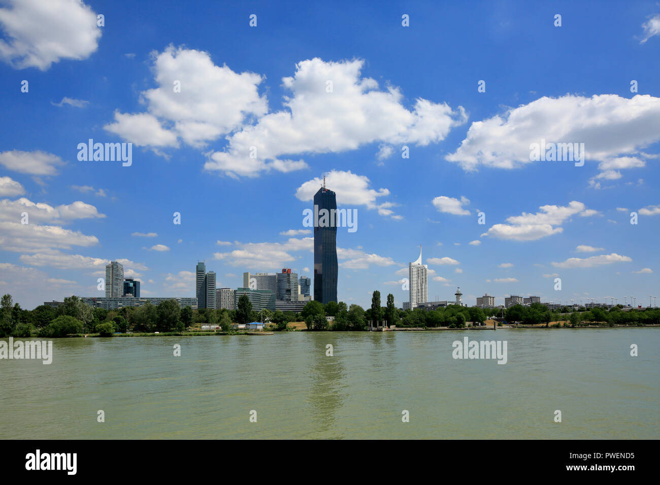 Österreich, A-Wien, Donau, Hauptstadt, Skyline der Donau City, v.l.n.r. Mischek Tower, Wohnturm, Saturn Tower, Tower, Ares Tower, Tower, UNO-City mit VIC Internationales Zentrum Wien und Austria Center Vienna, Konferenzzentrum, IZD Tower, Tower, DC Tower 1, Commercial Tower, Wolkenkratzer, Hochhaus Neue Donau, apartment Tower, Flusslandschaft, Donau Landschaft, Donau Promenade, Donauufer, cumulus Wolken Stockfoto