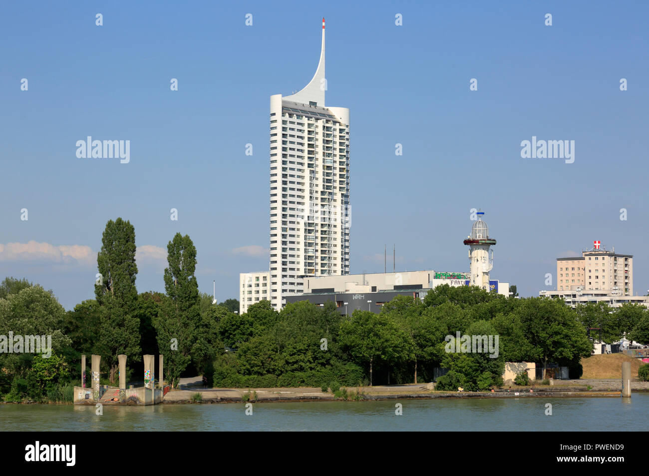 Österreich, A-Wien, Donau, Hauptstadt, Donau City, Neue Donau Hochhaus, Wohnturm, Flusslandschaft, Donau Landschaft, Donau Promenade, Donauufer, cumulus Wolken Stockfoto
