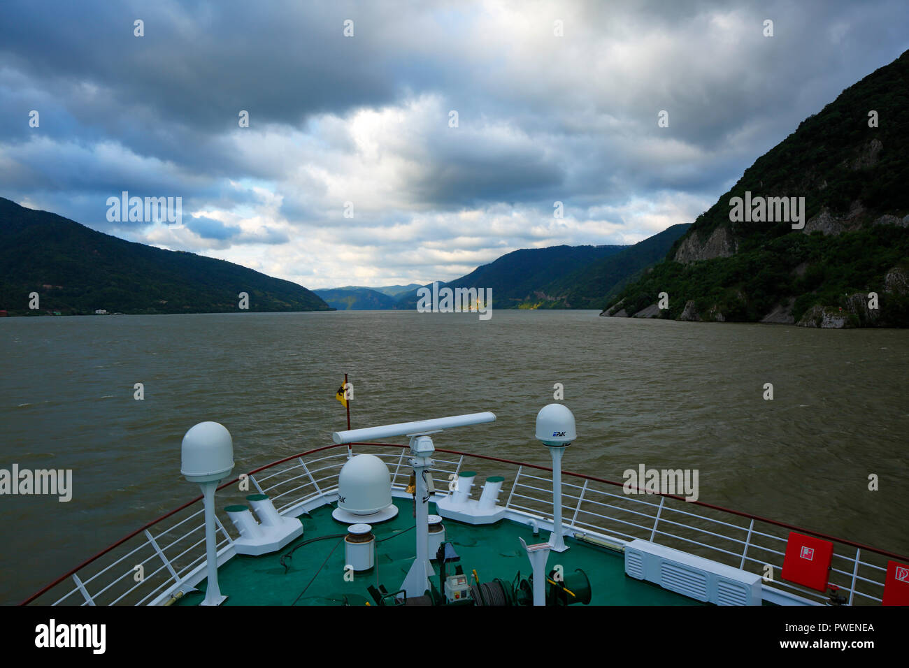 Serbien, Rumänien Südkarpaten, Serbische Karpaten, Banat Berge, Djerdap Nationalpark, Katarakte, Eisen Tore, Donau Water Gap, Flusskreuzfahrt auf der Donau, Donau Navigation, aROSA 393 Mia, Flusslandschaft, Donau Landschaft, Berge, bergige Landschaften, steilen Felsen, Abend, Sonnenuntergang, dunkle Wolken Stockfoto