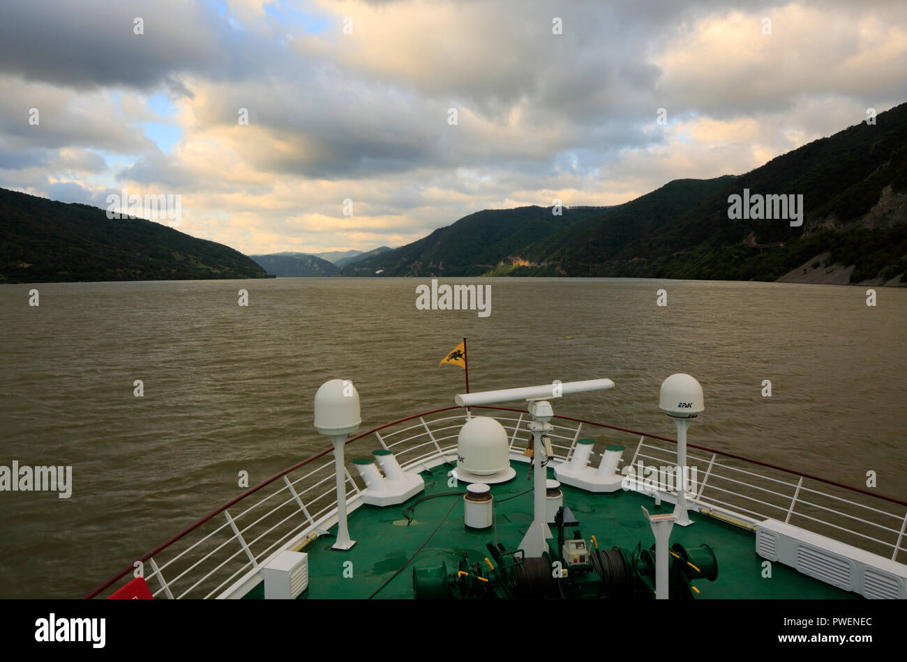 Serbien, Rumänien Südkarpaten, Serbische Karpaten, Banat Berge, Djerdap Nationalpark, Katarakte, Eisen Tore, Donau Water Gap, Flusskreuzfahrt auf der Donau, Donau Navigation, aROSA 393 Mia, Flusslandschaft, Donau Landschaft, Berge, bergige Landschaften, steilen Felsen, Abend, Sonnenuntergang, dunkle Wolken Stockfoto