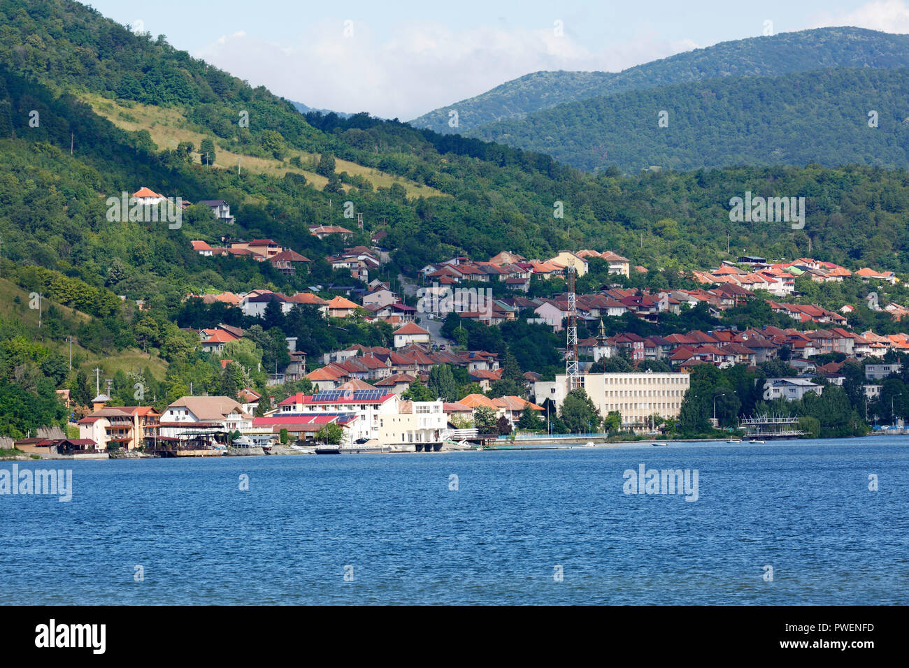 Serbien, Rumänien Südkarpaten, Serbische Karpaten, Banat Berge, Djerdap Nationalpark, Katarakte, Blick auf die Stadt von orsova im Banat in Rumänien, Orsowa, Orschowa, Mund der Cerna in die Donau, Eisen Tore, Donau Water Gap, Flusskreuzfahrt auf der Donau, Donau Navigation, Flusslandschaft, Donau Landschaft, Berge, Berglandschaft, steil Felsen Stockfoto